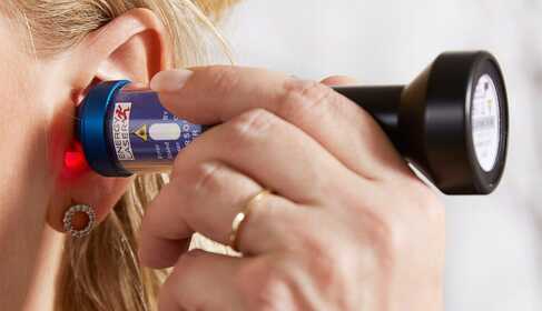 Tinnitus (pískanie v ušiach) a lágylézerová terapia – Čo hovoria výskumy?