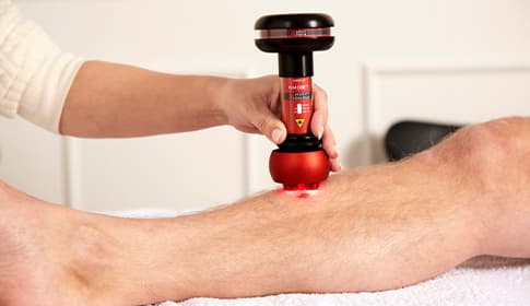 Liečba vredu na predkolení nízkoúrovňovým laserom – ako podporiť hojenie doma?